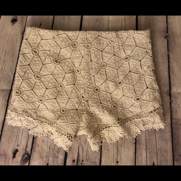 EUC Dolce Vita ivory solid shorts - Size 0 - Picture 2 of 6